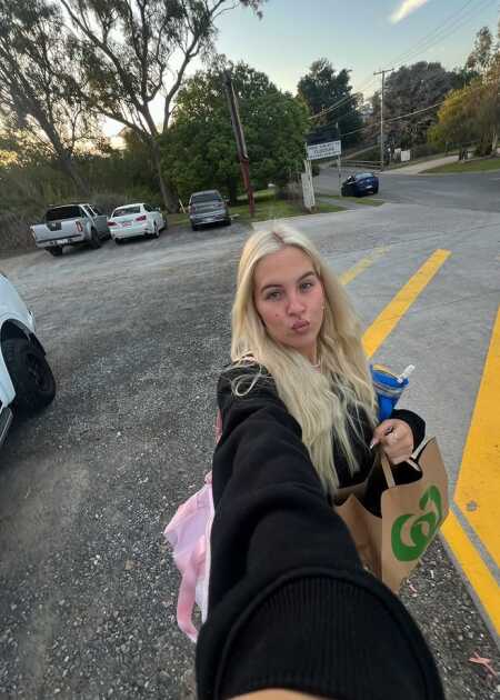 prettymellelonely profile photo