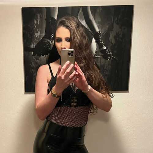 Mistress_Sarah94