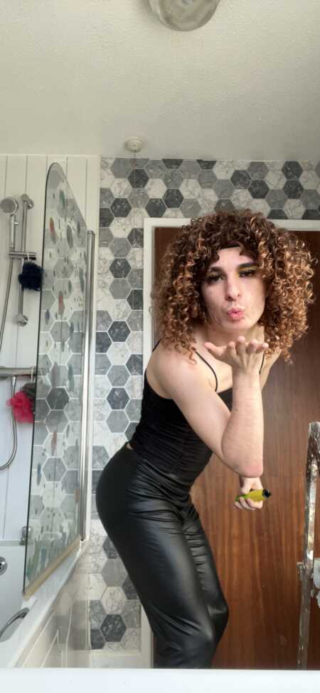 Robbiewearsmakeup profile photo