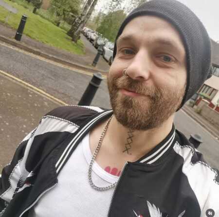 Slim and inked profile photo