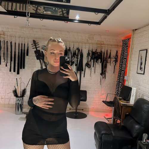 DominatrixErika2303