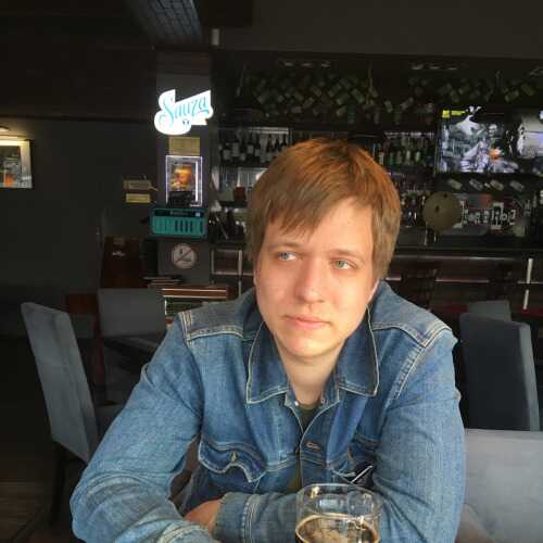 Yosh ayol onlaynda sikga qaraydi